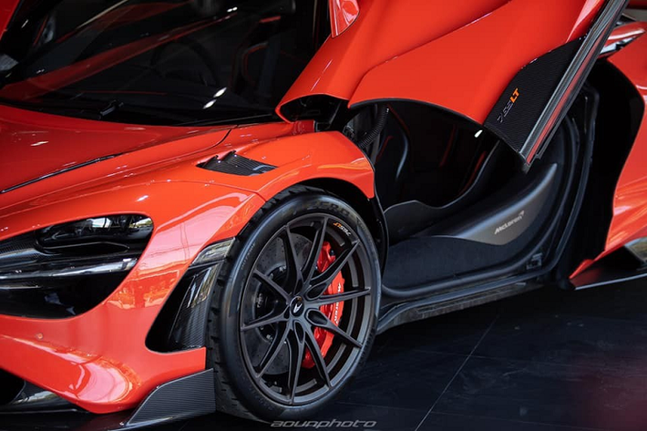 Hiện chưa rõ mức giá xe McLaren 765LT thứ 2 về Thái Lan, chỉ thấy rằng, McLaren 765LT đầu tiên về đây có giá bán 50 triệu Baht (tương đương gần 38 tỷ đồng). Mức giá này đã bao gồm rất nhiều tuỳ chọn mà đại lý Niche Cars Group Motor trang bị cho xe như carbon hay hốc gió trên mui xe có giá hơn 1,5 tỷ đồng tại nước ngoài.