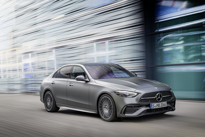 Thiết kế bên ngoài của C-Class 2022 không có quá nhiều thay đổi lớn so với thế hệ trước. Mercedes-Benz vẫn trung thành với lối thiết kế truyền thống. Các số đo của C-Class mới đều lớn hơn đời cũ, chiều dài cơ sở tăng thêm 2,54 cm giúp người ngồi sau có thêm 2 cm khoảng trống để chân, khoảng sáng trần người ngồi sau cũng được tăng thêm 1,5 cm.