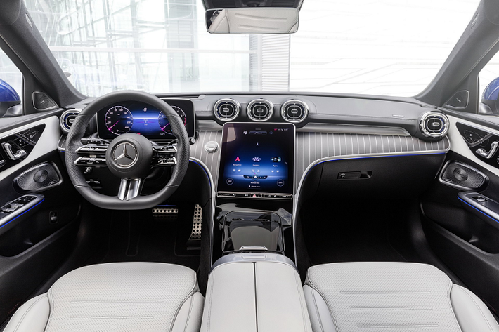 Bước vào bên trong, dễ dàng nhận thấy C-Class 2022 đã được nâng cấp hoàn toàn. Thiết kế không gian nội thất mới trông sang trọng hơn khi kết hợp 2 tone màu đen/nâu hoặc trắng/đen. Màn hình tốc độ điện tử 12,3 inch kết hợp với màn hình giải trí trung tâm 11,9 inch lấy cảm hứng từ dòng S-Class.