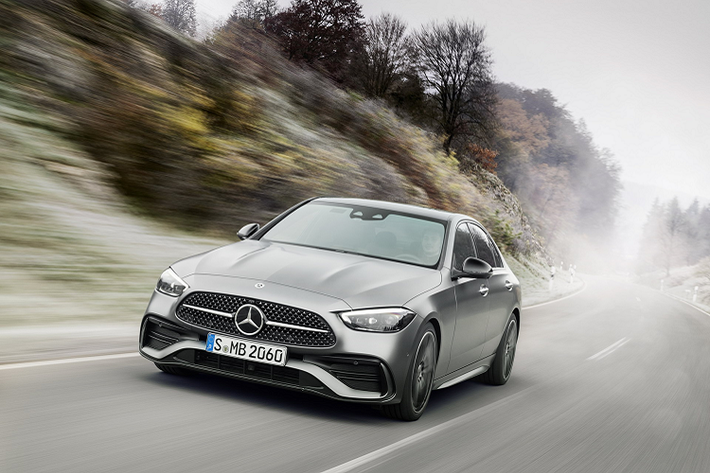 Động cơ đốt trong truyền thống đã không còn xuất hiện trên mẫu xe sang Mercedes-Benz C-Class 2022, thay vào đó là động cơ hybrid với sự kết hợp của động cơ đốt trong và motor điện. Tất cả biến thể của C-Class mới đều được áp dụng động cơ này.