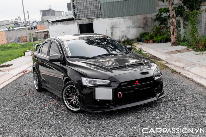 Xe sử dụng hộp số tự động vô cấp CVT đặc trưng của Lancer và trang bị lẫy số tay sau vô-lăng với 6 cấp số giả lập. Sau hơn 10 năm có mặt tại Việt Nam, hiện giá xe Mitsubishi Lancer iO đã qua sử dụng có giá khoảng 350-380 triệu đồng, tùy vào chất lượng xe. Trong tầm tiền 400 triệu, Lancer thật sự là chiếc sedan hạng C cho trải nghiệm lái khác biệt hơn hẳn so với các mẫu xe cùng mức giá.