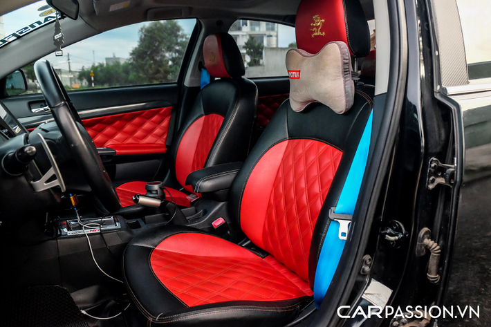 Ngoại thất của Lancer iO nguyên bản có thiết kế mang hơi hướng những chiếc Lancer Evolution với phần lưới tản nhiệt kích thước lớn. Để tăng sự hầm hố cho chiếc xe, chủ nhân đã độ lại bộ bodykit.