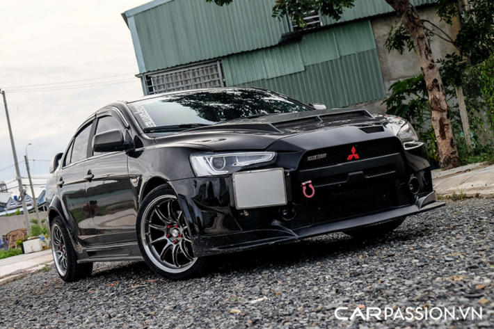 Những năm 2009-2010, Mitsubishi Lancer về Việt Nam khá nhiều phiên bản, trong đó có các phiên bản như EX được nhập trực tiếp từ Nhật Bản hoặc phiên bản Lancer iO nhập từ Đài Loan. Bất kỳ ai yêu thích Mitsubishi Lancer đều biết đến phiên bản huyền thoại Rally - Mitsubishi Lancer Evolution X.