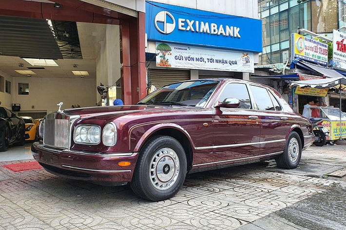 Mới đây, lại thêm một siêu phẩm Rolls-Royce Silver Seraph đời 1999 được đưa lên sàn xe cũ ở TP.Hồ Chí Minh. Khác với chiếc màu trắng ngà trước đó, chiếc Rolls-Royce Silver Seraph này mang trong mình nước sơn ngoại thất màu đỏ mận có thể xem là độc nhất tại Việt Nam.