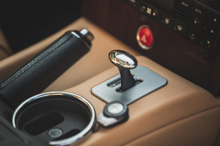 Ngoài ra xe còn có hệ thống SatNav, hệ thống âm thanh cao cấp Hi-Fi âm thanh vòm Bose và cả trang bị tủ lạnh ở bệ tì tay phía trước