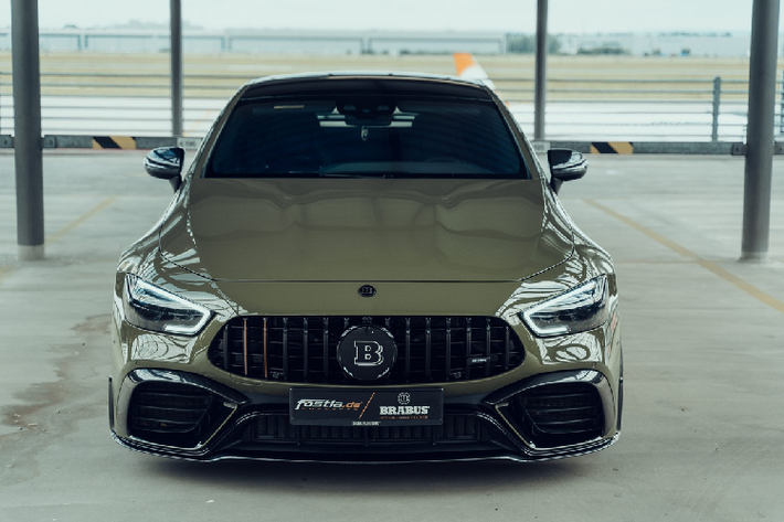 So với phiên bản tiêu chuẩn Mercedes-AMG GT 63 S 2021 mới, gói độ của Brabus thay thế cản trước/sau hầm hố hơn. Lưới tản nhiệt nan dọc Panamericana được sơn đen với logo Brabus kích thước lớn.