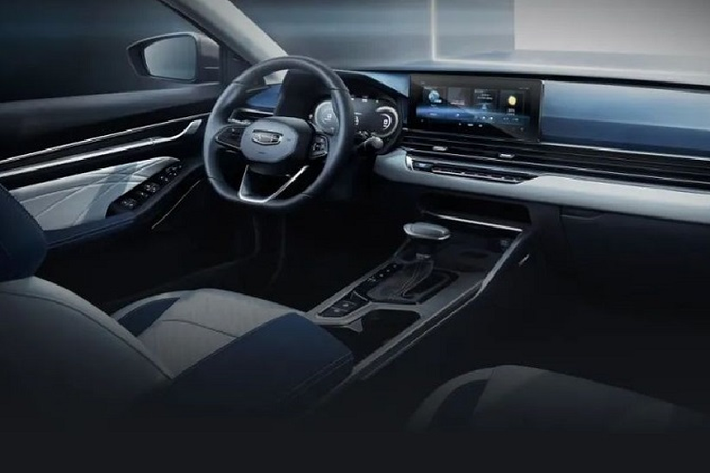 Ngoại hình của Geely Emgrand 2021 vẫn là kiểu dáng sedan đặc trưng, không hề có những đường cong mềm mại hay trần xe thấp như các dòng sản phẩm trước đó của nhà sản xuất xe Trung Quốc.