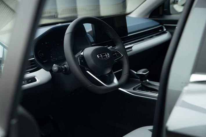 Geely Emgrand 2021 vẫn sẽ tiếp tục được định vị là một mẫu xe cấp thấp, tập trung vào các giá trị cốt lõi và công nghệ của thương hiệu, thay thế cho thế hệ tiền nhiệm đã có mặt trên thị trường từ rất lâu. Emgrand chia sẻ chung nền tảng BMA (B-segment Modular Architecture) với mẫu CUV Proton X50, nhưng có kích thước tổng thể lớn hơn, gầm thấp hơn và giữ nguyên chiều dài trục cơ sở.