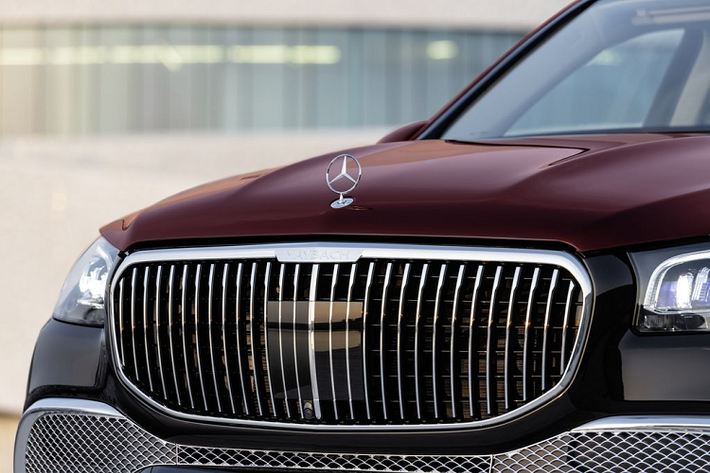 Dựa trên khung gầm cỡ lớn của GLS, Mercedes-Maybach GLS mang đến một không gian rộng rãi cực kỳ hào phóng dành cho 4 người, đặc biệt là 2 ghế thương gia phía sau. Sự xuất hiện của những chi tiết mạ chrome tráng lệ và thiết kế mâm xe 23 inch đa chấu tạo ra hình ảnh trang trọng, quyền uy nhưng vẫn hiện đại dành cho Mercedes-Maybach GLS. Mở màn cho sự hiện diện tại mỗi địa điểm chiếc xe đặt chân đến là lưới tản nhiệt cỡ lớn uy lực hòa phối với các nan dọc lịch thiệp.