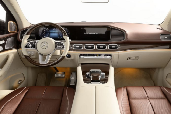 Cản trước với khe hút gió mạ chrome rộng ngang hé mở về sức mạnh của động cơ V8 phía sau. Nhìn từ hai bên, chiếc Mercedes-Maybach GLS sở hữu cột B mạ chrome liền khối, qua đó nhấn mạnh phần không gian hào phóng dành cho hàng ghế thương gia phía sau. Phiên bản SUV siêu sang Mercedes-Maybach GLS 600 4MATIC sử dụng động cơ V8 4.0L tăng áp kép, có thể đạt công suất cực đại 557 mã lực. Sức kéo lên đến 730 Nm trong dải vòng tua 2.500 - 4.500 vòng/phút.