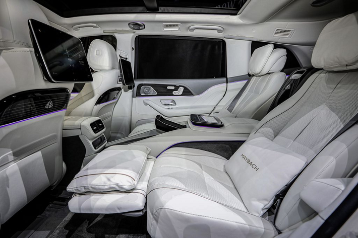 Mercedes-Maybach GLS 600 4MATIC được ưu ái trang bị hệ thống treo khí nén AIRMATIC với công nghệ E-ACTIVE BODY CONTROL thông minh. Đây là hệ thống treo tân tiến nhất trên thế giới cho phép điều chỉnh độc lập độ cao và độ cứng/mềm ở từng bánh xe. Hệ thống có khả năng “quét” dữ liệu mặt đường (ROAD SURFACE SCAN) để đi trước một bước trong việc tinh chỉnh hệ thống treo nhằm mang đến sự êm ái tối thượng. Với tính năng đọc góc cua (CURVE Inclination), xe có thể nghiêng nhẹ 3° về phía trong góc cua tương tự như mô tô để giảm quán tính trượt, qua đó tăng sự dễ chịu cho hành khách.