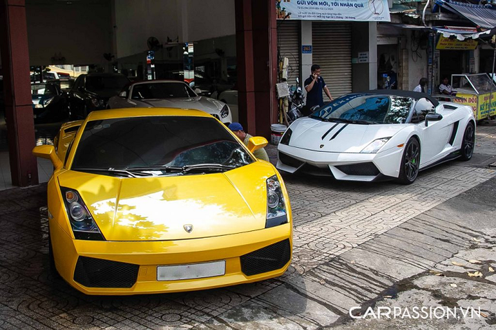 Lamborghini Gallardo thế hệ thứ nhất được ra mắt lần đầu vào năm 2003, tức là cách đây gần hai thập kỷ. Cùng với thiết kế xuyên suốt 10 năm phát triển của mình, những chiếc Gallardo vẫn luôn mang một vẻ đẹp rất “riêng”. Đó có lẽ chính là cái nét đẹp của sự giản đơn, những đường nét mềm mại đầy sức quyến rũ trên mẫu xe đầu thế kỉ 21 này. Gallardo thế hệ đầu tiên có thiết kế “khác xa” so với sự thể thao, hầm hố cũng những cải tiến triệt để về mặt khí động học như những chiếc xe sau này.