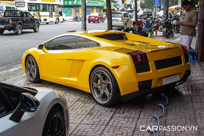 Lamborghini Gallardo nhận được sự nâng cấp giữa vòng đời vào năm 2008 với phiên bản Gallardo LP560-4 trước khi được nâng cấp lần cuối vào năm 2012 và kết thúc vòng đời chỉ 1 năm sau đó. Chiếc Lamborghini Gallardo Spyder Performante chính là phiên bản mui trần hiệu năng cao thuộc thế hệ thứ hai của Gallardo. Chiếc xe này chỉ mới được đưa về thị trường Việt Nam cách đây không lâu và tính đến nay vẫn là chiếc LP570-4 Performante Spyder duy nhất tại Việt Nam.