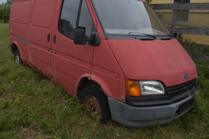 Tiếp đến, chiếc Ford Transit được kéo ra khỏi vị trí ban đầu rồi chạy trên đường như chưa từng bị bỏ không trong suốt 12 năm. Việc động cơ hơn 10 năm không khởi động mà vẫn có thể chạy tốt chỉ sau một vài tác động khiến nhiều người xem vô cùng ấn tượng.