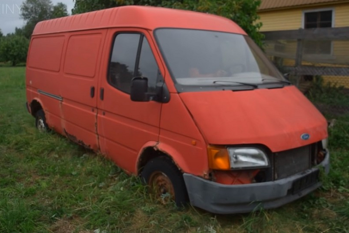 Những chiếc xe minibus Ford Transit đã quá quen thuộc với người tiêu dùng thế giới nói chung và Việt Nam nói riêng. Đây là dòng xe thương mại hạng nhẹ đã được sản xuất từ năm 1965 đến nay và sở hữu doanh số bán hơn 8 triệu chiếc. Nhờ đó, trong danh sách những mẫu xe van bán chạy nhất mọi thời đại, Ford Transit đứng ở vị trí thứ 3.