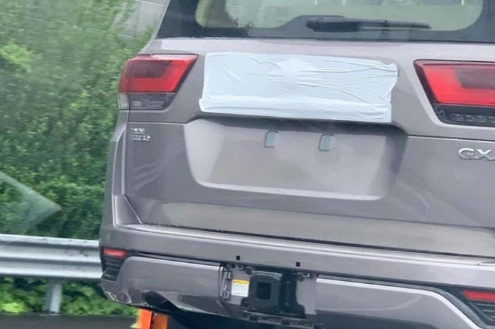 Theo chia sẻ của một số tư vấn bán hàng, Toyota Land Cruiser 2022 chính hãng sắp về Việt Nam sẽ có nhiều "option" đáng mong đợi như màn trung tâm 12.3 inch, hệ thống âm thanh JBL 14 loa, màn hình HUD, kính cách âm 2 lớp, hệ thống chống ồn chủ động và cảnh báo điểm mù.