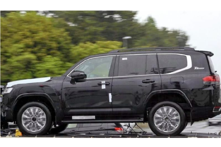 Đáng chú ý, trong lô xe Toyota Land Cruiser 2022 mới bị bắt gặp lần này có cả phiên bản kỷ niệm 70 năm có đeo huy hiệu "70th Anniversary" ở thân xe. Nhìn chung, Land Cruiser mới trông vuông vức và sang trọng hơn so với thế hệ cũ, xe có mặt ca-lăng to lớn và hầm hố rất nổi bật.