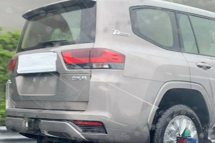 Bên cạnh đó, thiết kế đèn chiếu sáng của Toyota Land Cruiser thế hệ mới dường như đã được vát mỏng hơn so với trước và thiết kế khu vực đuôi xe tạo khối vuông rõ rệt, mang tới cái nhìn mới lạ hơn hẳn.