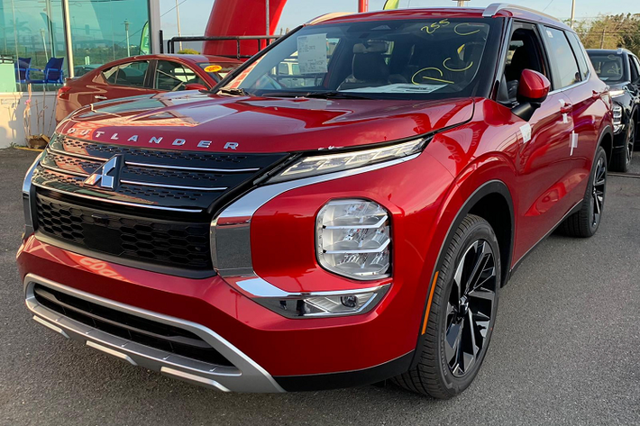 Về trang bị an toàn và hỗ trợ lái, Outlander 2022 được trang bị nhiều tính năng an toàn và hỗ trợ lái Tiêu Chuẩn hơn thế hệ cũ. Tất cả đều sử dụng công nghệ của hãng Nissan, nhưng đổi tên thành MI-PILOT Assist bao gồm: Kiểm soát hành trình thích ứng, hỗ trợ giữ làn đường, nhận dạng biển báo giao thông, đèn pha chiếu sáng tự động, cảnh báo tiền va chạm, phanh tự độnng khẩn cấp, cảnh báo điểm mù, 11 túi khí,…