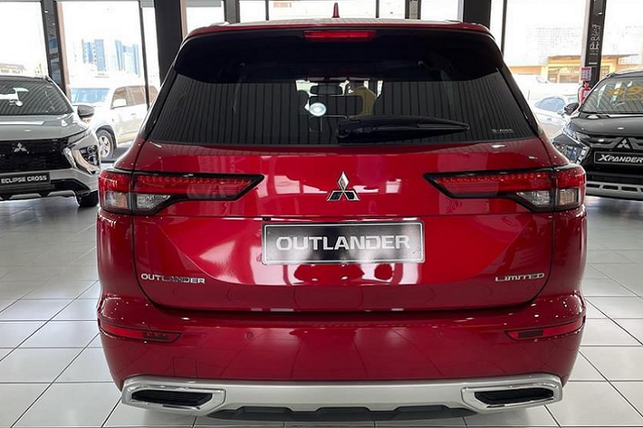 Tại thị trường Bắc Mỹ, Outlander 2022 được bán ra với nhiều phiên bản gồm ES, SE, SEL, SE Launch Edition và SEL Launch Edition với giá từ 25.800 – 35.400 USD (593 – 815 triệu đồng). Cao hơn 1 chút so với bản cũ (giá từ 25.000 – 34.000 USD). Dòng Mitsubishi Outlander phiên bản nâng cấp facelift mới ra mắt hồi đầu năm ngoái đang bán tại thị trường Việt vẫn đang khá “mờ nhạt” trong phân khúc.