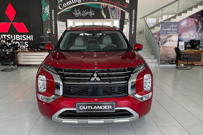 Bước sang bản nâng cấp, Mitsubishi Outlander 2022 mới sở hữu thiết kế bắt mắt, nội thất hiện đại và kích thước rộng rãi hơn thế hệ cũ. Nhờ được “đập đi xây lại” và đổi mới toàn diện, Outlander 2022 chắc chắn sẽ hấp dẫn khách hàng trong phân khúc CUV 5+2 chỗ, đồng thời tăng sức cạnh tranh hơn khi về đến thị trường Việt Nam trong tương lai gần.