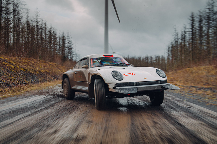 Siêu xe Porsche 911 được nâng cấp thành bản đua địa hình không phải là điều quá mới mẻ trên thế giới. Tuy vậy, 2 bản độ vừa được Singer Vehicle Design giới thiệu gây chú ý khi có thiết kế độc đáo và khả năng vận hành ấn tượng. Dự án nâng cấp này có tên gọi All-Terrain Competition Study (ACS) và được thực hiện dựa trên chiếc Porsche 911 (số hiệu 964) sản xuất đầu thập niên 1990.