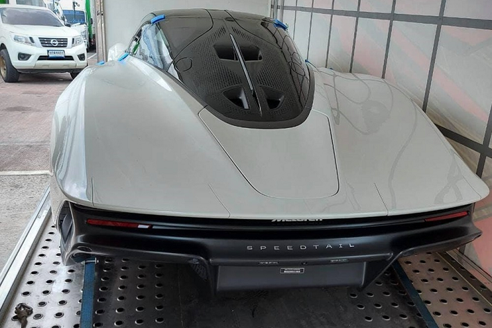 McLaren Speedtail giới hạn 106 chiếc trên toàn thế giới và chưa rõ chiếc mới về Thái Lan thuộc diện xe trưng bày hay thuộc sở hữu của đại gia nước này. Nếu đại gia Thái mua McLaren Speedtail, đây có thể xem là tin tức khá chấn động trong giới mê xe ở thế giới. Lý do nằm ở việc Thái Lan là 1 trong số những nước có giá siêu xe cao nhất thế giới. Siêu xe triệu đô McLaren Speedtail đầu tiên đến Thái Lan có màu sơn bạc cùng với nhiều chi tiết carbon.