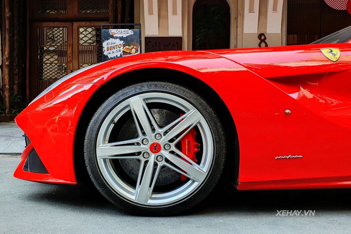 Siêu xe Ferrari F12 Berlinetta sở hữu thiết kế khí động học cao cùng những đường cong quyến rũ. Đầu xe nổi bật với cản trước và lưới tản nhiệt được mở rộng tối đa, nắp ca-pô cơ bắp với các đường gân dập nổi và một khe gió cỡ lớn đặt giữa. Hai bên là đèn pha LED kiểu xám khói mờ.