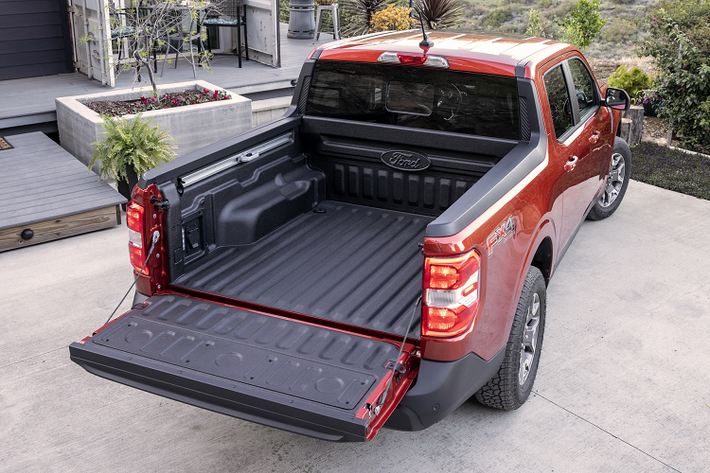 Ford Maverick có 2 cổng cắm điện 111V, một ở bên trong khoang lái và 1 ở ngay bên vách trái thùng xe. phía đầu kia ở vách thùng trái của xe là một hộc chứa đồ nhỏ, cho phép người dùng cất đặt một số phụ kiện nhỏ, một bộ dây dẫn 12V chờ để người dùng có thể lắp thêm đèn chiếu sáng hoặc phụ kiện sử dụng điện nếu cần.