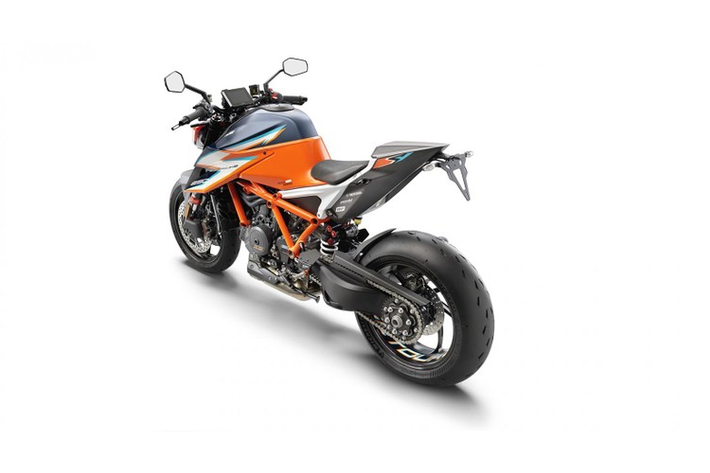 Để giúp xe đạt trọng lượng nhẹ, KTM đã thay dàn áo nguyên bản bằng dàn áo cùng một số chi tiết mới bằng sợi carbon. Bộ vành đúc mới bằng hợp kim nhẹ hơn cũng giúp xe giảm đi 1,5 kg, đi kèm là lốp Michelin Power Cup 2. Ắc quy của xe là loại li-ion thay vì ắc quy chì bình thường, giúp xe giảm 2,5 kg trọng lượng. Khung phụ sau của xe cũng được làm bằng sợi carbon đi kèm ốp yên solo.