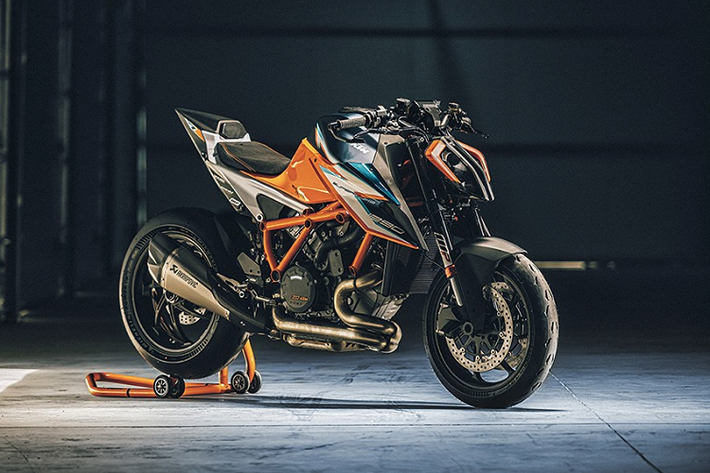 Vào ngày 6/4 vừa qua, KTM đã chính thức ra mắt phiên bản hiệu năng cao KTM 1290 Super Duke RR 2021 mới của mẫu Super Duke R nguyên bản với nhiều nâng cấp giúp giảm trọng lượng và tăng hiệu năng vận hành của xe. Là phiên bản đặc biệt nên số lượng xe Super Duke RR có số lượng giới hạn chỉ 500 xe trên toàn thế giới.