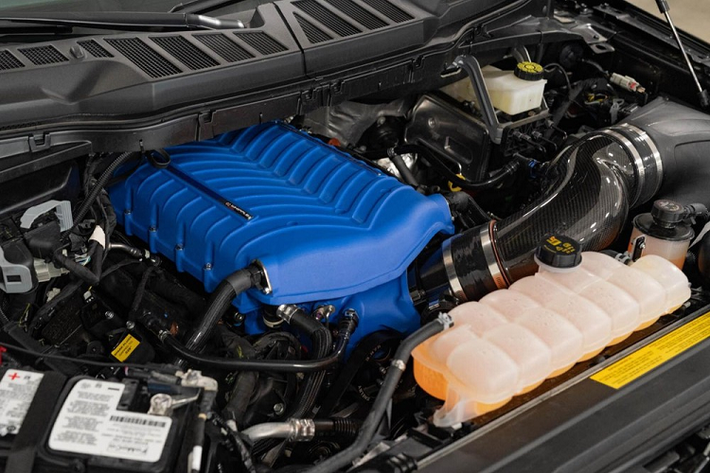 Những thay đổi nội thất có phần khiêm tốn hơn, nhưng Shelby F-150 2021 có ghế da 2 tông màu với thêu chữ Shelby. Các điểm nổi bật khác bao gồm chi tiết trang trí bằng sợi carbon, pê-đan phôi thép, bảng đánh số riêng và thảm sàn đặc biệt. Nhà sản xuất không hé lộ chi tiết thông số kỹ thuật, nhưng nói rằng xe tiêu chuẩn có 395 mã lực. Tuy nhiên, đó có lẽ là một sai lầm bởi động cơ V8 dung tích 5.0 lít nguyên bản của F-150 sản sinh 400 mã lực.