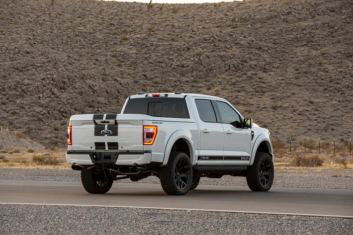 Dù sao đi nữa, hầu hết người mua Shelby F-150 2021 sẽ đặt hàng thêm gói siêu nạp, bao gồm bổ sung bộ siêu nạp Whipple, bướm ga phôi thép, kim phun nhiên liệu lưu lượng cao, và bộ hút gió hiệu suất cao bằng ống sợi carbon.