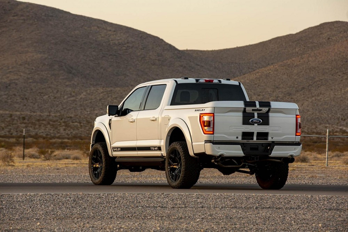 Shelby hiện đang tiếp nhận đơn đặt hàng, và giá xe Ford Shelby F-150 2021 khởi điểm sẽ từ 107.080 USD đối với bản thường và 114.980 đối với bản siêu nạp – cả hai đã bao gồm chi phí F-150 Lariat 4x4 ban đầu.