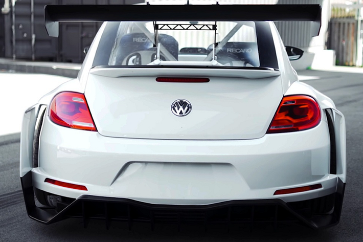 Đuôi xe được bố trí cánh gió khí động học kích thước lớn. Prior Design trang bị hệ thống ống xả kép nằm cạnh khuếch tán gió cản sau.