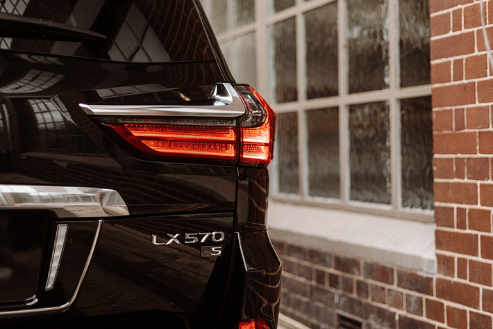 Ngoài ra, Lexus LX 570 S 2021 mới còn có huy hiệu chữ “S” ở cốp sau, bộ giảm chấn hiệu suất nhằm cải thiện độ cứng vững và ổn định hơn cho mẫu SUV cỡ lớn khi vào cua. Di chuyển vào khoang cabin, nội thất của LX 570 S 2021 được bọc da đục lỗ bán aniline màu đen hoặc Garnet – màu đỏ tía đậm độc quyền dành riêng cho mẫu xe này, bàn đạp kim loại và những điểm nhấn trang trí màu xám Shimamoku Grey.