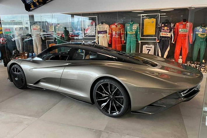 Nhờ đó, siêu phẩm McLaren Speedtail có thể tăng tốc lên 300 km/h trong thời gian chưa đến 13 giây và đạt vận tốc tối đa 403 km/h. Mức giá xe McLaren Speedtail hàng độc này vẫn là một ẩn số.