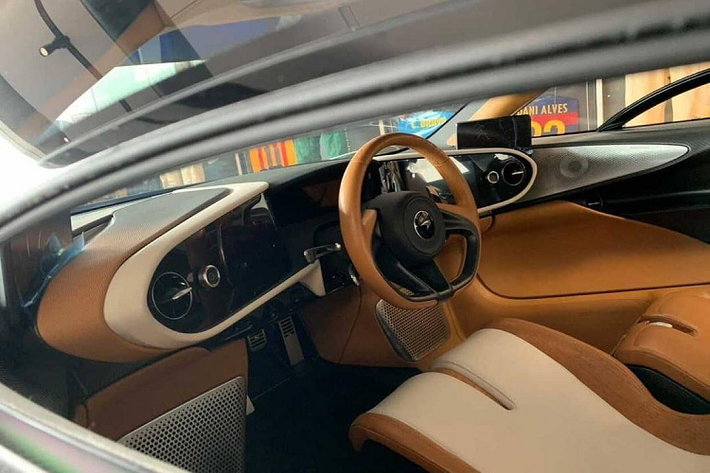 Ở ngoại thất của siêu xe McLaren Speedtail Berluti được hoàn thiện trong màu xám Storm Grey đi kèm nhiều chi tiết bằng sợi carbon. Bên trong khoang lái của siêu phẩm 3 chỗ ngồi độc đáo này có nội thất bọc da màu nâu và trắng rất sang trọng và bắt mắt đúng với thương hiệu thời trang của Pháp. Tên thương hiệu Berluti xuất hiện trên ghế hay vô lăng là dấu hiện nhận biết đây là McLaren Speedtail Berluti độc nhất thế giới.