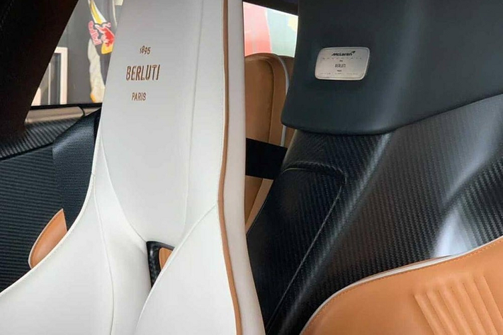 McLaren Speedtail Berluti mới được bàn giao đến đại lý xe McLaren Barcelona cho thấy rõ nhiều chi tiết khác biệt. Đây cũng chính là chiếc xe McLaren Speedtail thứ 2 trên thế giới kết hợp với một hãng thời trang để cho ra mắt 1 siêu phẩm độc nhất dành riêng cho các khách hàng của họ.