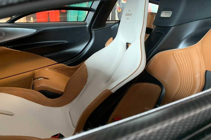 Ghế lái của siêu xe McLaren Speedtail Berluti được bọc da màu trắng cùng với đó là da màu nâu nhạt, 2 ghế phụ được hoàn thành với màu nâu nhạt.