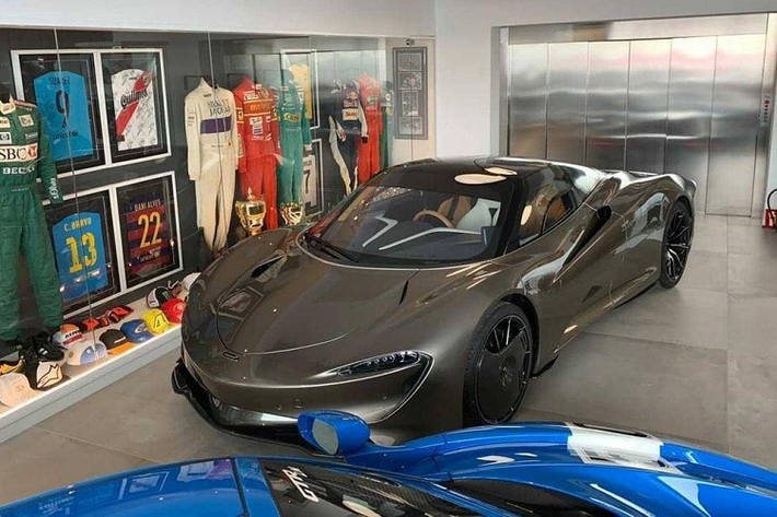 Dòng siêu xe Ultimate Series của hãng xe Anh quốc đang bán có sự xuất hiện của McLaren Senna, McLaren Elva hay gần nhất là McLaren Speedtail. So với 2 mẫu xe còn lại, McLaren Speedtail khác biệt hoàn toàn với thiết kế cũng như khoang lái có đến tận 3 chỗ ngồi gợi nhớ đến huyền thoại McLaren F1. Chỉ có 106 chiếc siêu xe McLaren Speedtail được sản xuất trên toàn thế giới và các đại gia khi mua xe đều muốn siêu phẩm của mình trở thành độc nhất.
