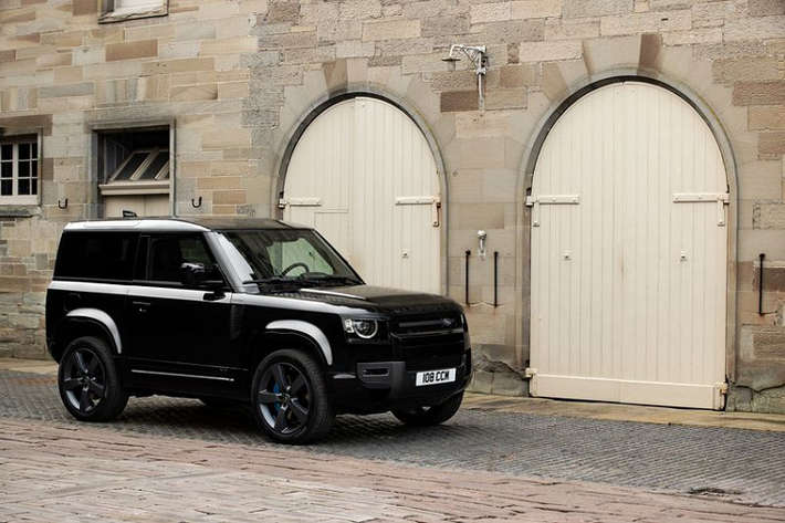 Khách hàng của Defender X, Defender X-Dynamic và Defender V8 có thể chọn Gói màu Đen mở rộng mới. Nó cung cấp một lớp hoàn thiện Đen bóng cho các tấm trượt phía trước và phía sau, thanh lưới tản nhiệt, bộ hoàn thiện nắp ca-pô, huy hiệu, tấm ốp thân dưới và vòm bánh xe để tạo ra một vẻ ngoài tàng hình và phù hợp cá tính. Để lựa chọn cấu hình và có thể đặt hàng chiếc xe với tính cá nhân hóa riêng cho từng khách hàng, vui lòng vui lòng liên hệ thống đại lý phân phối mới chính hãng và duy nhất thương hiệu Jaguar và Land Rover tại Việt Nam.