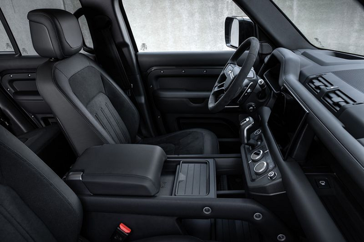 Hệ thống Phản ứng địa hình 2 được nghiên cứu và nâng cấp, mang lại cho Defender V8 một khả năng vận hành nhanh nhẹn, thú vị và nhạy bén hơn. Trong thiết lập này, phản ứng bướm ga chính xác hơn và điều chỉnh riêng cho để Giảm xóc biến đổi liên tục kết hợp với ống lồng hệ thống treo cứng hơn để có thể phản ứng lái ngay lập tức. Hoạt động hài hòa với công nghệ Kiểm soát lực kéo bằng phanh, Hệ thống kiểm soát lực kéo và Bộ điều khiển Yaw mới, Defender V8 nhanh hơn, hấp dẫn hơn và dễ kiểm soát hơn bao giờ hết.