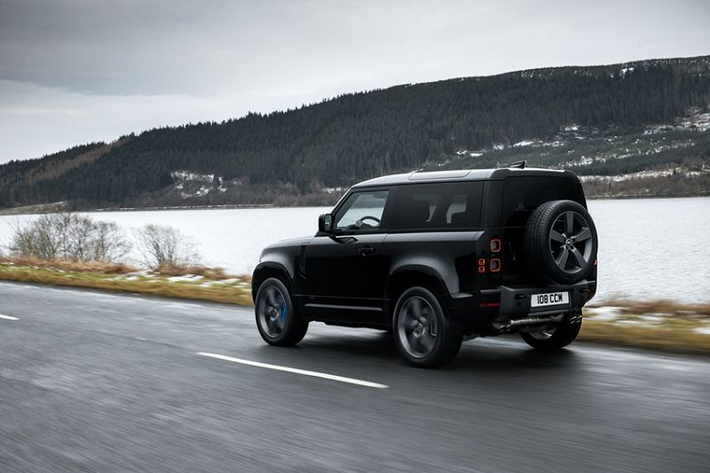 Ngoại thất độc đáo được hoàn thiện bằng Phim bảo vệ Land Rover hoàn thiện nhám. Lớp bọc dựa trên hợp chất nhựa PU có thể tái chế được áp dụng cho thân xe bên ngoài mang lại cho 4x4 một lớp hoàn thiện bán mờ đương đại, đồng thời bảo vệ khỏi mọi thứ từ trầy xước trong bãi đậu xe đến những vết xước do va chạm ngoài đường. Bên trong, Defender V8 Carpathian Edition có những nâng cấp tương tự như động cơ V8, với ghế ngồi hoàn thiện bằng các điểm nhấn bằng da lộn Miko và Robustec, vô lăng bọc Alcantara và ốp bậc cửa phát sáng.