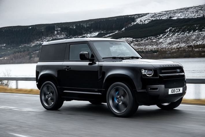 Land Rover Defender V8 2021 mới thể hiện sự đẳng cấp của chiếc 4x4 cứng cáp nhất trong dòng sản phẩm của Land Rover và gợi nhớ lại di sản của Land Rovers tám xi-lanh có từ những năm 1970. Động cơ tăng áp V8 mạnh mẽ mới có sẵn trong cả hai kiểu dáng thân xe 90 và 110 và mang lại hiệu suất cao và sự tương tác của người lái mà không ảnh hưởng đến khả năng vượt mọi giới hạn của Defender.