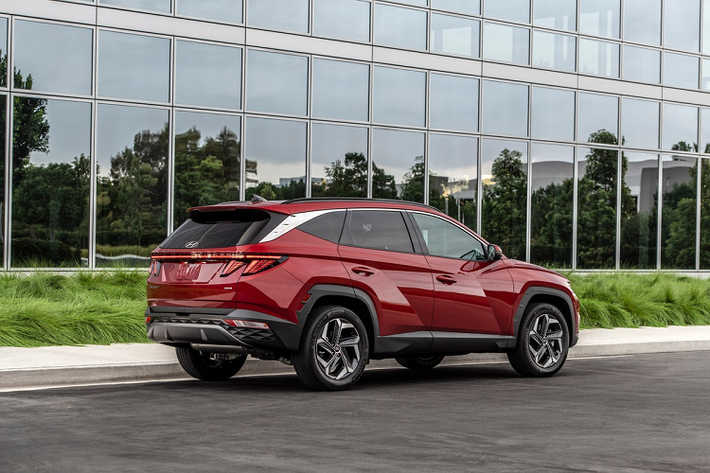 Bắt đầu từ phiên bản tiêu chuẩn Hyundai Tucson SE mới có giá 24.950 USD (khoảng 576 triệu đồng). Bản này có các trang bị tiêu chuẩn gồm hệ thống đèn LED thông minh, kính nhiều lớp cách âm và mâm hợp kim 17 inch.