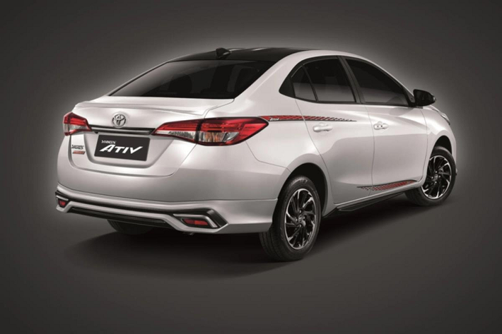 Mẫu sedan phân khúc B sử dụng hệ thống treo MacPherson ở phía trước và hệ thống treo chùm xoắn ở phía sau. Bên cạnh đó, xe đi kèm phanh đĩa phía trước và phanh tang trống phía sau. Đáng chú ý, cả 3 phiên bản đều trang bị bộ lốp 185/60 R15. Về giá xe Toyota Vios 2022 bản cập nhật tại Thái Lan, phiên bản Entry, Sport và Sport Premium lần lượt có giá từ 539.000 baht (367 triệu đồng), 599.000 baht (408 triệu đồng) và 674.000 baht (459 triệu đồng).