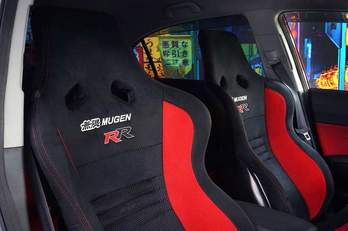 Giá xe Honda Civic Type R cũ hơn 127.000 USD (khoảng 2,92 tỷ đồng) được cho là khá cao đối với mẫu xe thể thao phổ thông, nhưng với những nâng cấp cùng đời xe đã cũ, chiếc Civic Type R 2007 này mang giá trị sưu tầm cao.