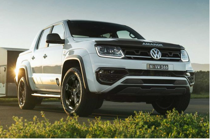Là một trong những mẫu xe lâu đời nhất của thương hiệu, Volkswagen Amarok bán tải trình làng từ năm 2010 nhưng tới tận năm sau mới được chuyển sang thế hệ mới. Vì vậy, để Amarok không bị "nhàm chán", Volkswagen cũng thường xuyên giới thiệu các phiên bản mới cho Amarok.