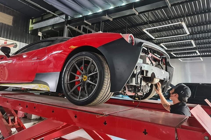 Mới đây, 1 chủ nhân của siêu xe Ferrari 488 GTB tại Sài Gòn đã chia sẻ hình ảnh "ngựa chồm" này đang trên bàn "mổ" để chuẩn bị hoàn thành dự án hoàn toàn mới của người này. Thông tin ban đầu cho biết, sau gần một năm điều khiển chiếc xe Ferrari 488 GTB mang bản độ SVR, chủ nhân của xe đã quyết định cho siêu ngựa trải nghiệm 1 ngoại hình